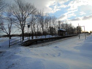 羽帯のホーム全景。通学の時間帯でも学生の乗降客はいなかった。