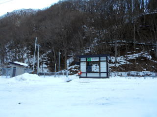 山田線の秘境駅、平津戸。かつては駅舎を商店として使っていた時期もあったが、今は小さな待合室があるのみだ。