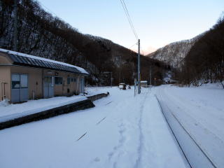 平津戸の駅構内。保線車両用の線路と作業員の休憩所が備わっている駅である。