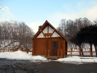 細岡の駅舎。小ぶりなログハウス調の建物である。