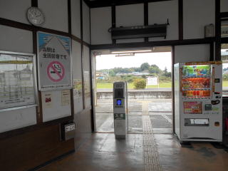 岩舟の改札口。「秒速5センチメートル」内では駅員の存在も演出の一つだったが今はその駅員はいない。