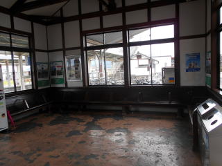 貴樹と明里がストーブに温まりながら弁当を食べた場所もベンチだけになっている。