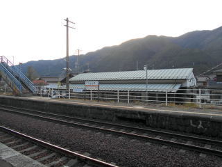 上呂のホーム。交換可能な対抗式ホームである。