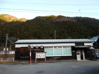 上呂の駅舎。田舎の町には古い木造駅舎がよく似合う