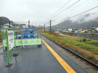 駅の裏手には天竜川が流れており、正に川岸の駅である。