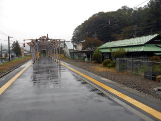 島式ホーム上にあった待合室は老朽化のために取り壊され、新しい待合室に建て替え予定である。