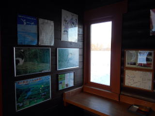 駅舎内はタンチョウヅルの写真や昔の茅沼の駅舎の写真等のギャラリーになっている。