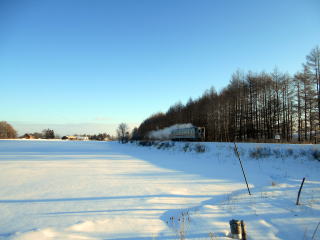 茅沼を発車した、釧網本線のディーゼルカー。