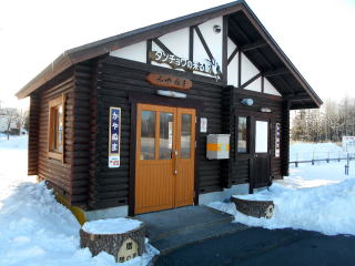 元々は有人駅時代に餌付けをして来るようになったのだが、現在は地元の方がそれを引き継いでいる。