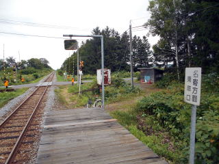 北剣淵のホームの離れに木造の小さな待合室がある。