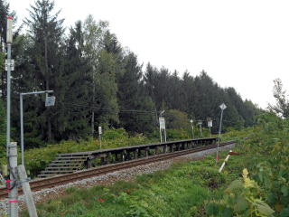 北剣淵のホーム。防雪林の中にたたずむ静かな駅である。