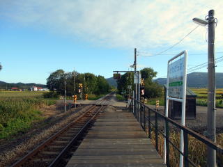 北比布のホーム。周囲は農村地帯で民家がまばらで利用者が少ないので、通過列車の方が多い。