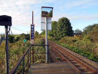 北比布のホーム端。待合室の他に、ここにもホーローの駅名板がある。