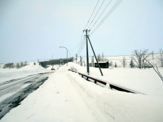 北秩父別の駅前通り。裏手にある高速道路が留萌本線の存続を脅かす。