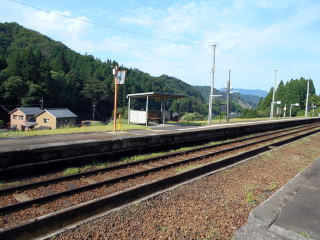 久谷のホーム。ホームからは谷間に造られた集落が一望できる