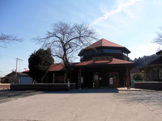 �n���̖؍ނ��g�������O�n�E�X���̉w�ɂ������̖��o�̉w��