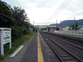 中川のホーム。時には新幹線も通過していく。
