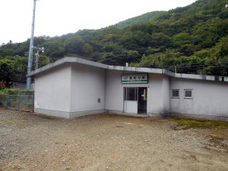 �R���N���[�g���̉��V��̉w��