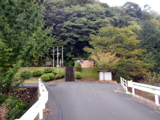 乙原の駅入口。駅前広場には、昔駅舎があったという。