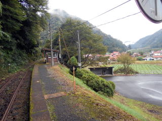 乙原のホームと駅周辺の集落。江津の名産である石州瓦の赤い屋根が映える。