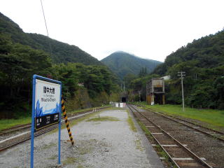 Ωループの麓に位置する陸中大橋。元々は鉱山を控えていただけに構内は広い。