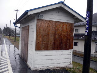 �k�Ђɂ��^�x���̂��ߕ�����Ă��闤�O���̃z�[����̑ҍ���