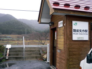 ���O���̉w�����̑ҍ����B�k�В���͕�����Ă������A�n���Z���̗v�]�ɂ�茻�݂͊J������Ă���