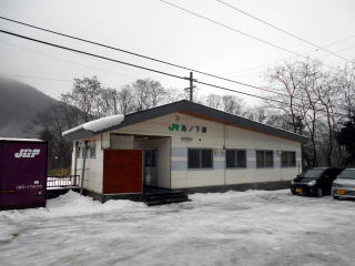 島ノ下の駅舎。序盤の根室本線の無人駅は同形の駅舎が続く。