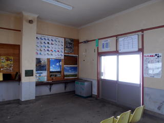 下徳富の駅舎の中。柱の所にストーブが備え付けられている。