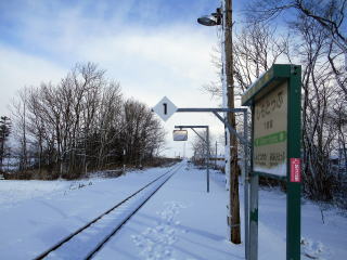 下徳富の駅名標とホーム。