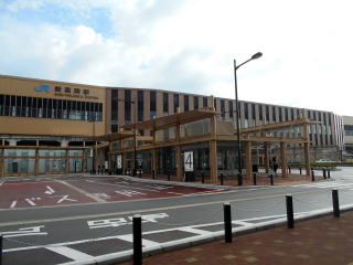 新高岡の新幹線駅舎。こちらは駅員がいる堂々たる駅舎である。