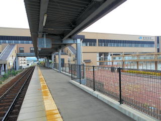 城端線新高岡のホーム。新幹線との格差を感じる。