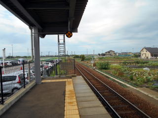 新高岡のホームから城端方面を望む。ここから先はICカードは使えない。