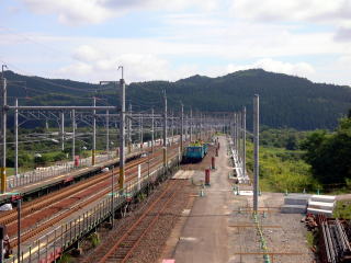 �m���̉w�\���B�k�C���V�����Ɍ����čH�����s���Ă���B