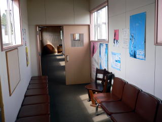 �n��L���̂悤�ȒʘH��ɓd�ԑ҂��p�̈֎q���݂����Ă���B