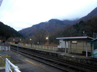 交換な能な杉原のホーム。宮川の渓谷沿いの小さな駅だ。