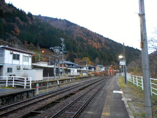 杉原の駅構内。飛騨の奥地ながらも駅周辺は集落を形成している。