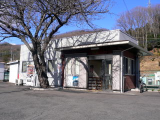 �R���N���[�g����Ɍ��đւ���ꂽ�|��̉w��