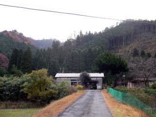 �m�a�̉w�ɂƂ��̔w��̕��i�B�u�S�q�̗��v�ŉ������������߂����i�F�ł���B