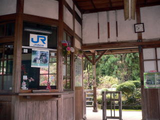 �m�a�̉w�ɂ̒��B���l������Ă��邪�A�̖̂ʉe�������c�����΂炵���w�ł���B