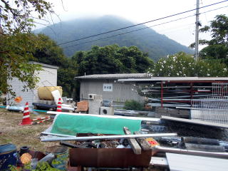 待合所の裏に提示している駅名も、地元の会社の建材で影をひそめている。