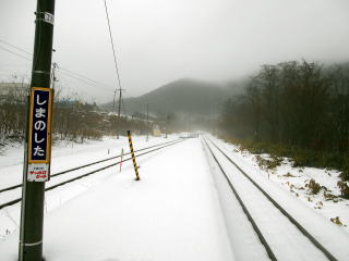 島ノ下のホーム。滝川方面には滝里ダム建設のルート変更で誕生した長いトンネルが待ち構える。