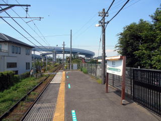 宮山のホーム。圏央道のインターチェンジの建造物が目立つ。