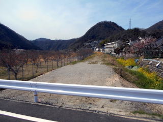 あき亀山から三段峡方面へ伸びる廃線跡。ここから伸びることはなさそうだ。