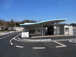 廃線を復活させて延伸した可部線の終着駅、あき亀山の駅舎