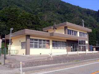 �傫�ȉw�ɂ̉z����ہB�����ɖʂ��Ă��邽�߁A�Ԃ���r�I�������x�Ńr�����r�����ʉ߂���B