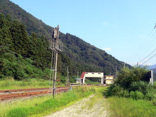 �z����ۂ̉w���͂ɂ͍̐Ώꂵ���Ȃ��A�l�e���܂������������Ȃ��B