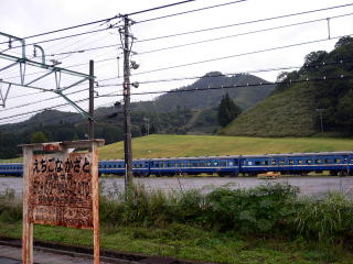 �z�㒆���̉w���\�Ƌx�e���p�ɒu����Ă���q��