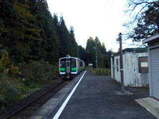 郷戸を発車した只見線のディーゼルカー。車両は新型だが、未だにワンマン運転はしていない。