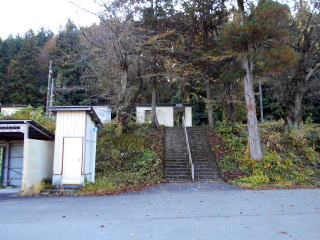 郷戸の駅入口と待合室。待合室には駅名の表示すらない。